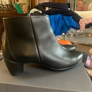 Ecco Black Leather Ankle Booties